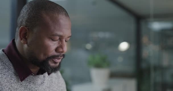 Zwarte Man Het Bedrijfsleven Stress Hoofdpijn Met Vermoeide Zakenman Werken — Stockvideo