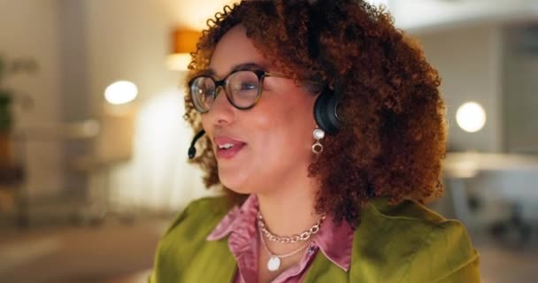 黑人妇女 呼叫中心员工和有客户支持的商务人士在办公室进行沟通 与我们联系 说明职业生涯和电话营销咨询工作的女性在网上咨询谈话 — 图库视频影像