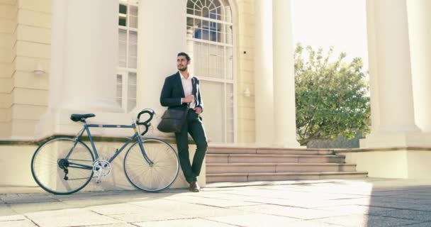 Bisiklet Seyahat Rahatlama Bekleyen Adamı Ulaşım Için Mutlu Gülümseyen Ulaşım — Stok video