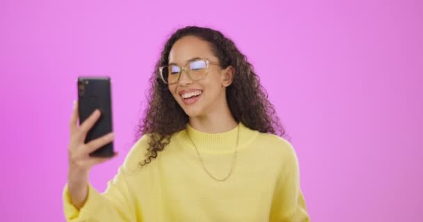 Selfie Mode Och Kvinna Med Fredstecken Sociala Medier Och Dum — Stockvideo