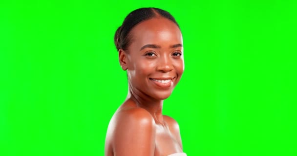 スキンケア 化粧品 皮膚科のための緑の画面上の黒い女性 笑顔と美しさの肖像画 美しい女性モデルの幸せな顔でスタジオのためにスパ顔 セルフケアと肌の輝きとともにモックアップ — ストック動画