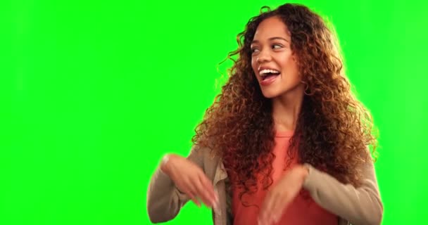 Mutlu Kadın Yeşil Ekrandaki Reklam Için Gülümse Ellerini Stüdyonun Arka — Stok video