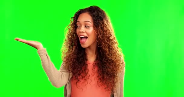 Szczęśliwa Kobieta Ręce Reklamy Wyborze Zielonym Ekranie Tle Studio Portret — Wideo stockowe
