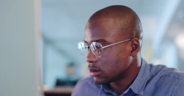 Happy Black Man Computer Voor Digitaal Internet Online Management Software — Stockvideo