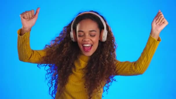 Müzik Kulaklıkları Stüdyo Dansı Şarkı Dinleyen Mutlu Kadın Sağlık Yayını — Stok video