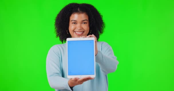 サポート プロモーションや広告のための笑顔で緑の画面上のタブレット 女性とモックアップのウェブサイト 接続のための技術を持つ幸せなアフリカ人の肖像画 広告やアプリのレビューやUx — ストック動画