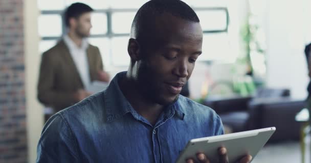 Management Tablet Und Gesicht Des Schwarzen Mannes Büro Für Forschung — Stockvideo