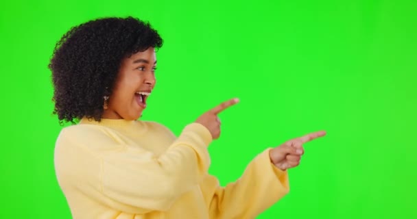 Ευτυχισμένη Γυναίκα Δείχνοντας Δάχτυλο Και Πράσινη Οθόνη Για Διαφημιστικό Χώρο — Αρχείο Βίντεο