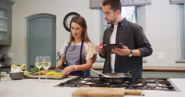 Cucina Cucina Coppia Con Tablet Ricetta Del Cibo Pranzo Cena — Video Stock