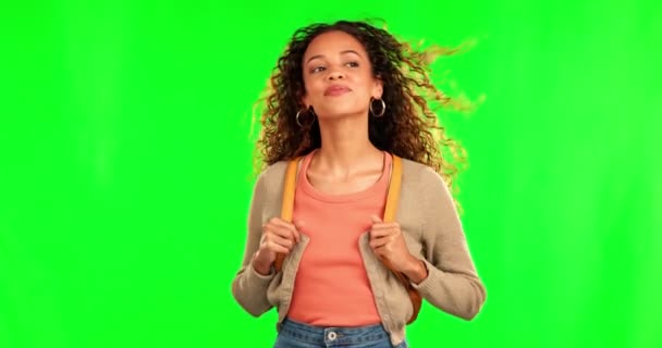 Yeşil Ekran Kadın Yürüyüş Yaparken Mutluluk Gülümseme Sabah Seyahati Öğrenci — Stok video