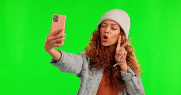 Mujer Feliz Selfie Signo Paz Para Foto Pantalla Verde Contra — Vídeos de Stock