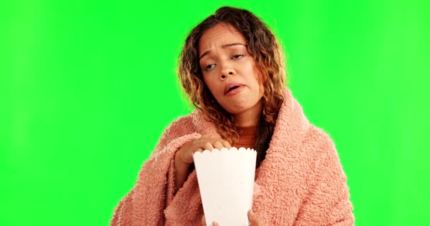 Mujer Triste Palomitas Maíz Pantalla Verde Comiendo Merienda Película Viendo — Vídeo de stock