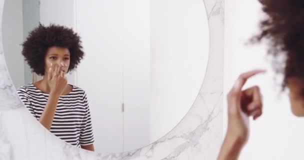 Spiegel Hautpflege Und Gesichtscreme Von Schwarzen Frauen Einem Badezimmer Mit — Stockvideo