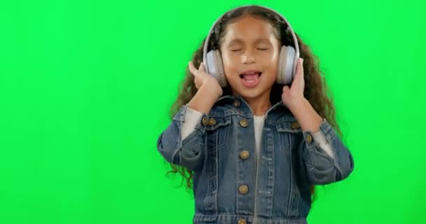 Zielony Ekran Słuchawki Dziewczyna Lub Dziecko Słuchanie Taniec Śpiew Dla — Wideo stockowe