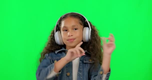 Kleines Mädchen Tanzend Und Musik Hörend Auf Grünem Bildschirm Vor — Stockvideo
