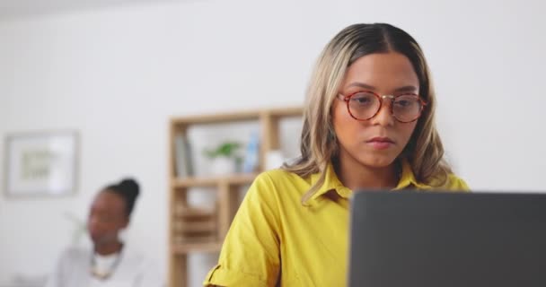 Ноутбук Дослідження Сучасний Офіс Жінка Яка Вводить Відгуки Електронної Пошти — стокове відео