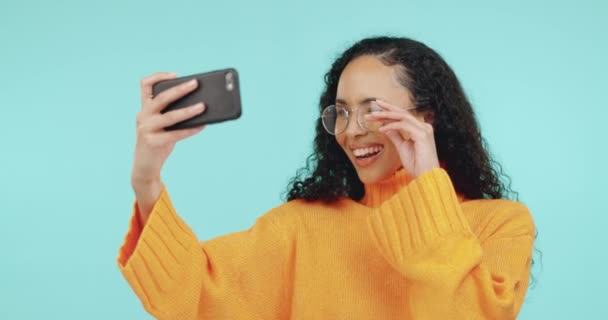 Siyahi Kadın Yüz Ifadeleri Sosyal Medyada Selfie Internet Paylaşımı Mutlu — Stok video
