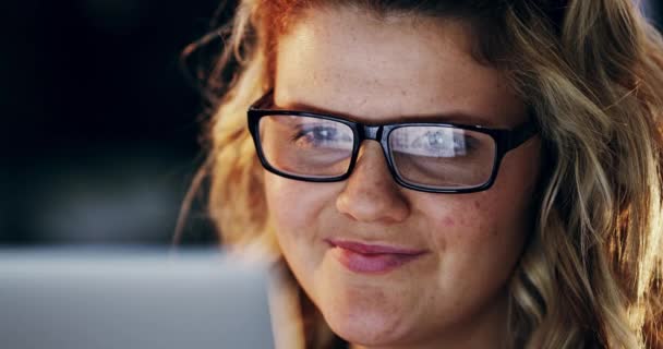 Ноутбук Щасливий Дослідження Жінкою Офісі Планування Веб Сайту Соціальних Медіа — стокове відео