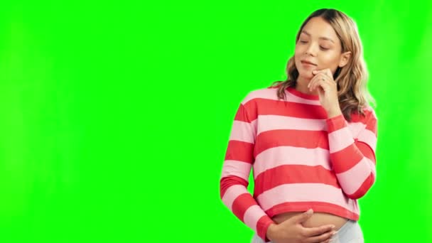 将来または開発のための緑の画面上の思考 妊娠中の女性と笑顔 興奮した人や母親は アイデアで腹に触れる 愛の計画や夢 健康や健康な赤ちゃんの成長 — ストック動画