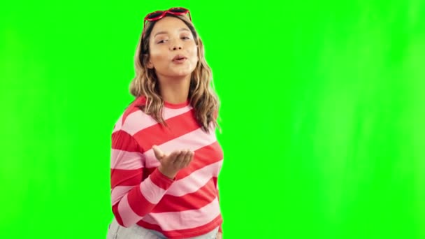 Hamile Üfleyen Bir Öpücük Yeşil Ekranda Mutlu Bir Kadın Gülümsemesi — Stok video