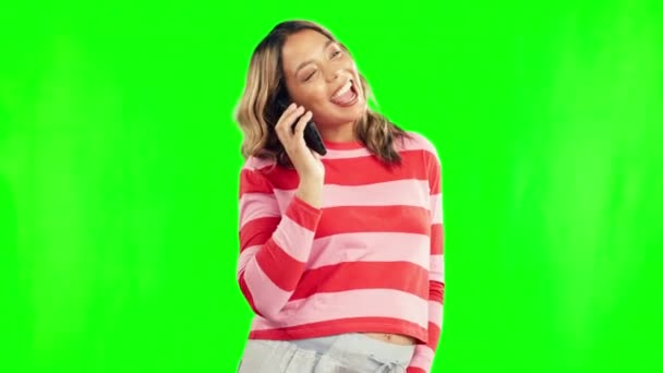 妊娠中の電話と幸せな女性が笑顔で緑の画面で話しています スタジオでのコミュニケーション チャット 健康会話のための携帯電話を持つ妊娠中の若い女性 — ストック動画