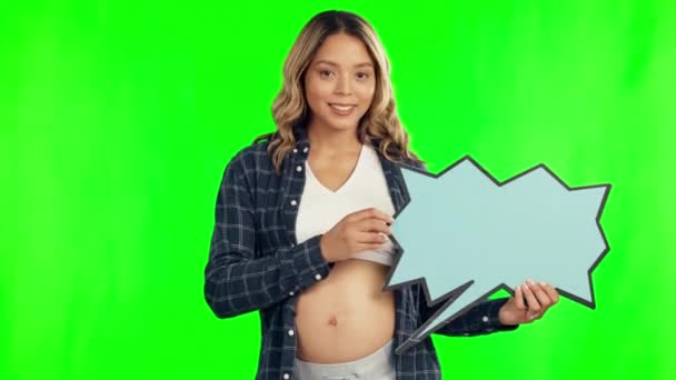 スタジオを背景にした広告のための緑の画面上の妊婦 スピーチバブルとソーシャルメディア 子育て中の幸せな女性の肖像画モックアップ空間上の記号 形状やシンボル — ストック動画