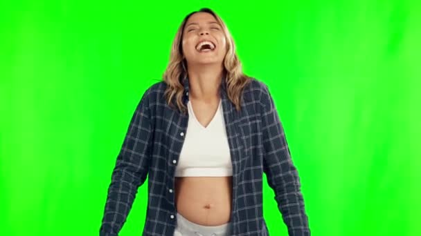 幸せと緑の画面上で妊娠中の女性の笑い 幸せと肖像画 健康と健康やスタジオの背景にカジュアルな方法で新しい生活のために興奮した若い女性 — ストック動画