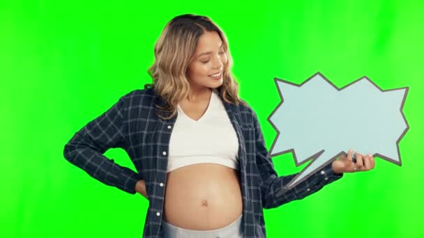 スタジオを背景とした広告のための緑の画面上の幸せな妊婦 スピーチバブルとソーシャルメディア 子育て中の女性の肖像 モックアップ空間上の図形やシンボル — ストック動画