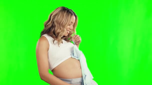 Babykleidung Glückliche Und Schwangere Frau Auf Grünem Bildschirm Mit Bauchwachstum — Stockvideo