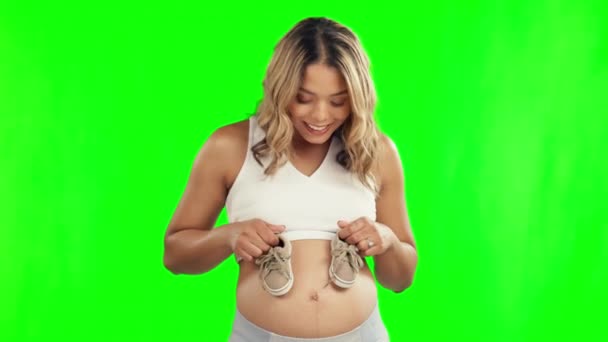 Heyecanlı Bebek Ayakkabıları Mutlu Hamile Kadın Yeşil Ekranda Karın Büyümesi — Stok video