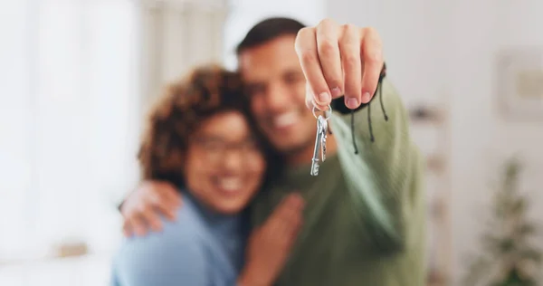 Hand Schlüssel Und Ein Hauseigentümerehepaar Das Stolz Auf Seine Investition — Stockfoto