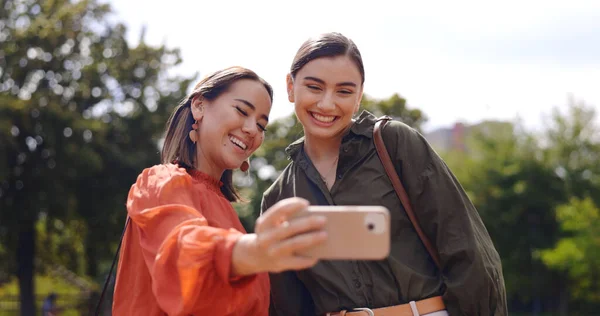 Amici Selfie Città Con Sorriso Segno Pace Viso Divertente Con — Foto Stock