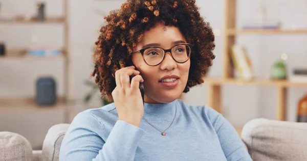 Relajarse Hablar Mujer Una Llamada Telefónica Sofá Comunicación Responder Móvil —  Fotos de Stock