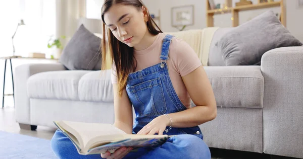 Расслабьтесь Земля Женщина Читают Книгу Дома Чилинг Гостиной Наклонившись Ноутбук — стоковое фото