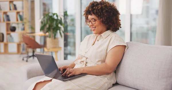 女企业家 快乐的自由职业者以及客厅 设备和网站的顾问 启动时 妇女坐在沙发上和膝上型计算机上从事远程工作 连接和打字以进行数据分析 — 图库照片