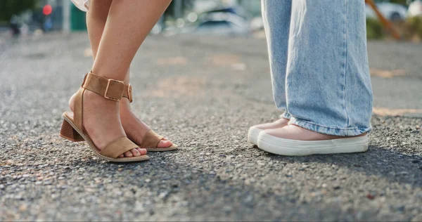 Füße Nahaufnahme Und Frauen Auf Der Straße Schüchtern Und Flirtend — Stockfoto