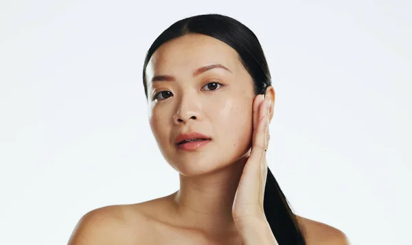 美容美发 皮肤科或白色背景化妆品工作室里的皮肤护理 亚洲女人和触摸脸 女性模特儿 肖像和面部美光的光泽 激光转换和健康 — 图库照片