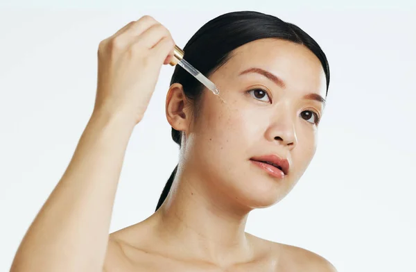 在工作室里 亚洲妇女 面部和油性血清用于美容美发 面部皮肤护理或透明质酸滴剂 发亮或白色背景下的女性模特 化妆品和液体胶原蛋白 — 图库照片