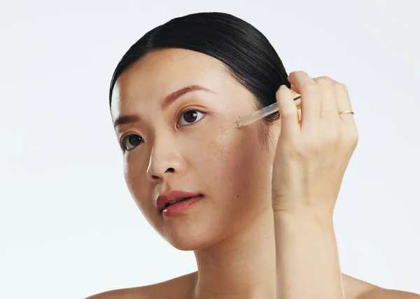 Aziatische Vrouw Druppelaar Keratine Het Gezicht Voor Schoonheid Huidverzorging Cosmetica — Stockfoto