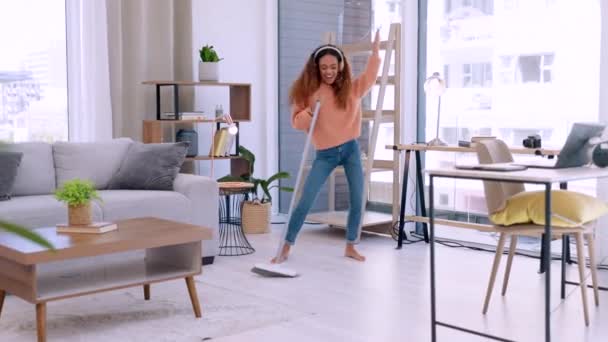 Kobieta Taniec Sprzątanie Salonu Sprzątaniu Słuchanie Muzyki Słuchawkach Miotłą Szczęśliwy — Wideo stockowe
