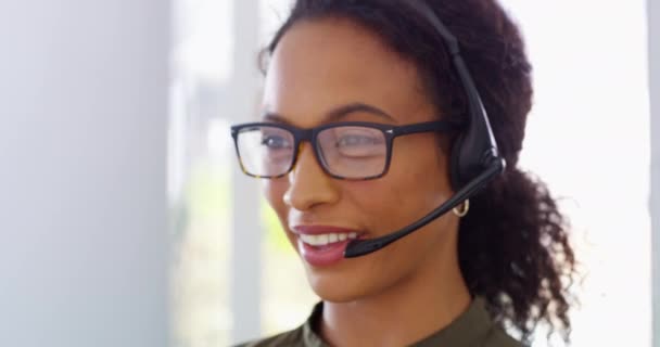 Kundtjänst Callcenter Och Support Med Svart Kvinna Som Arbetar Dator — Stockvideo