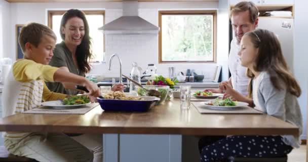 Aile Yemeği Yemek Beslenme Mutfakta Mutlu Insanların Birlikte Zaman Geçirmesi — Stok video