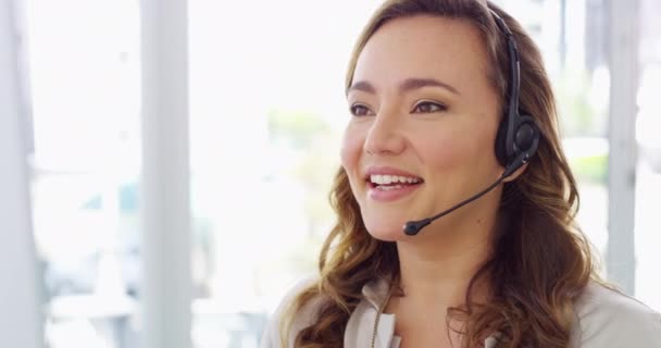 Obsługa Klienta Szczęśliwa Bizneswoman Słuchawkami Biurze Pracy Komunikacja Lub Tworzenie — Wideo stockowe