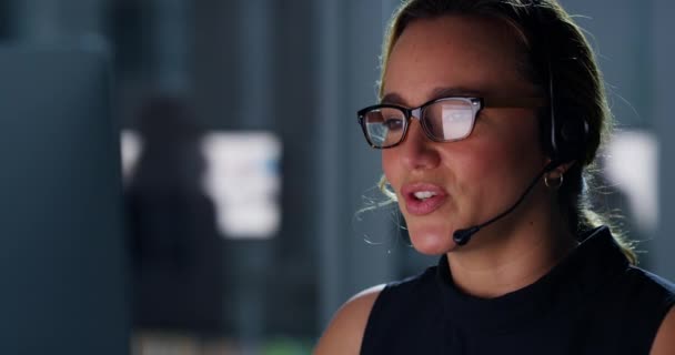 Customer Service Jonge Vrouw Telemarketer Met Headset Nachts Het Werk — Stockvideo