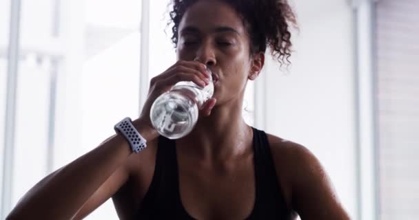 Mulher Bebendo Água Fitness Relaxar Após Treino Esporte Cansado Com — Vídeo de Stock