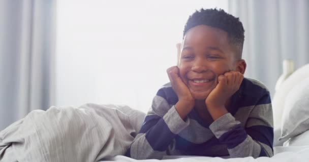 Liebe Schwarze Mutter Umarmt Kind Auf Bett Und Schlafzimmer Ihres — Stockvideo