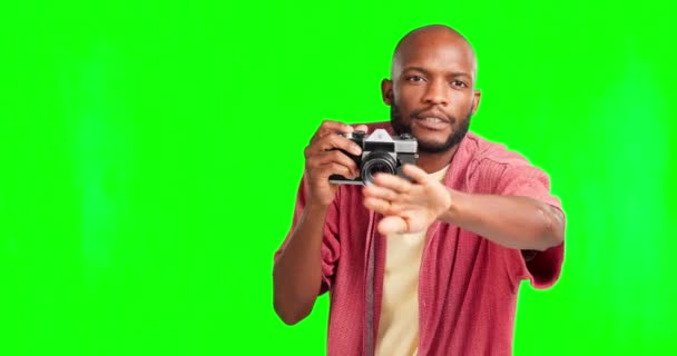 Fotógrafo Cámara Dirección Con Hombre Negro Sobre Fondo Pantalla Verde — Vídeos de Stock