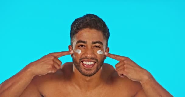Cara Sorriso Cuidados Com Pele Homem Com Creme Estúdio Isolado — Vídeo de Stock