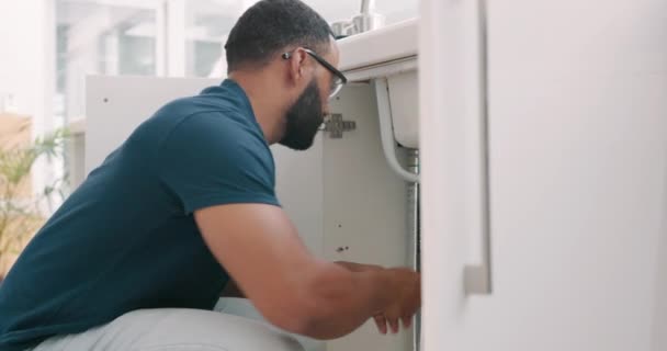 Loodgieter Zwarte Man Keuken Gootsteen Onderhoud Met Gereedschap Focus Pijp — Stockvideo