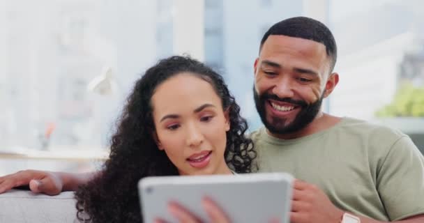 Çift Tablet Mutlu Bir Şekilde Evdeki Kanepede Televizyon Izlerken Internette — Stok video